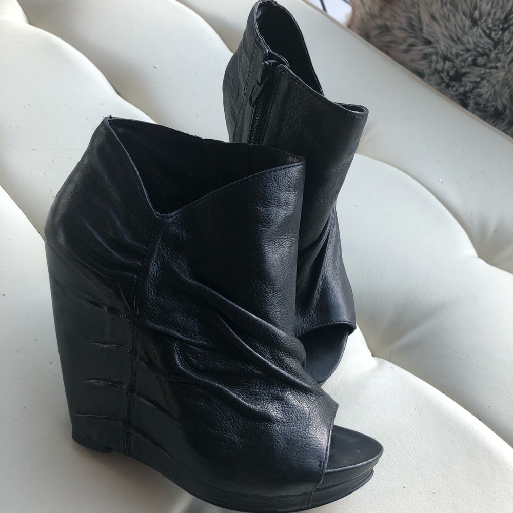 Carlos Wedges